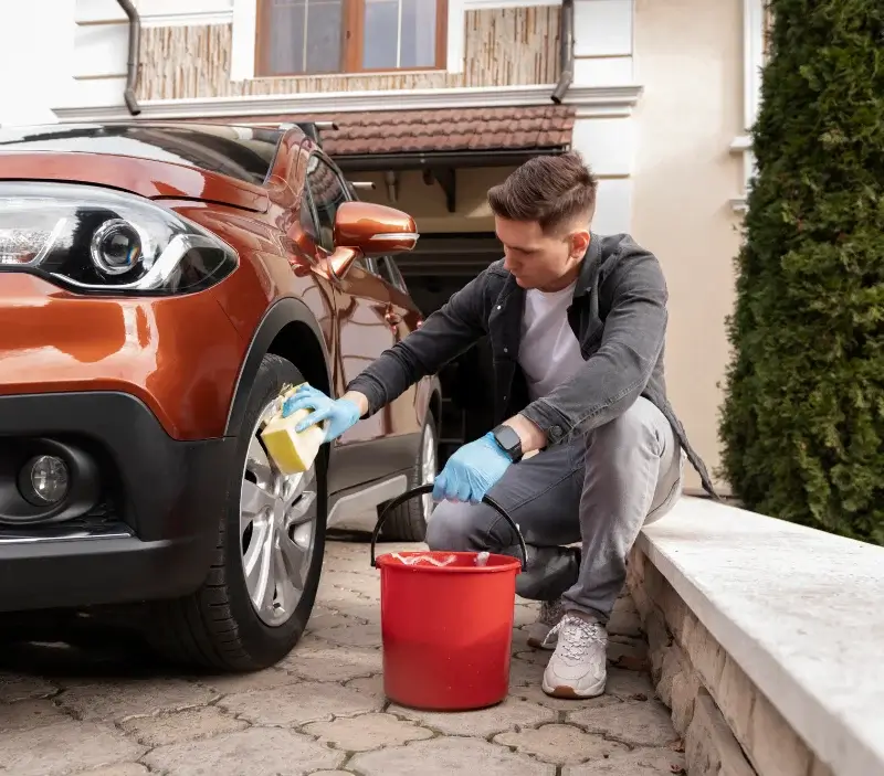 Lavage auto à domicile Saint-Jean-de-Beauregard : professionnel intervenant sur un véhicule